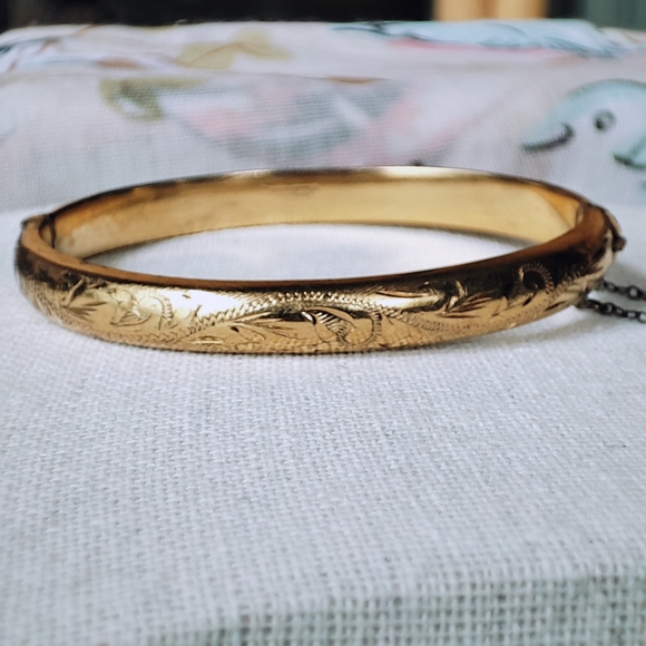 Vintage Smooth Gold Tone Plated Impressed Wreath Festoon Pattern Bangle Bracelet - Picture 13 of 14